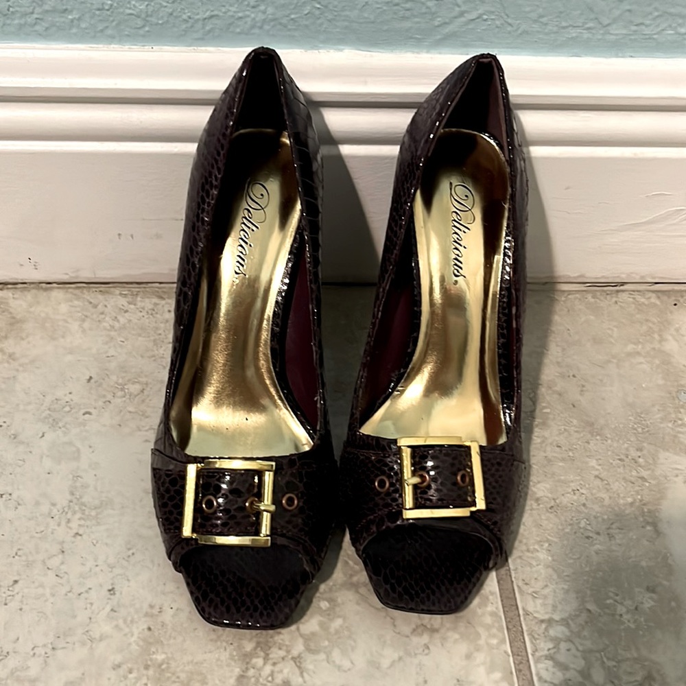 NWOT Buckle snake  purple heels